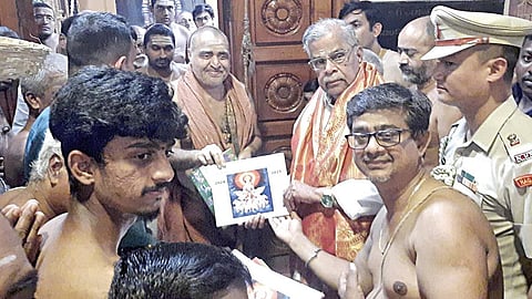 காஞ்சிபுரம் சங்கர மடத்தில் நடைபெற்ற நிகழ்ச்சியில் குரோதி தமிழ் வருட பஞ்சாங்கத்தை வெளியிடுகிறார் ஸ்ரீவிஜயேந்திர சரஸ்வதி சுவாமிகள்.