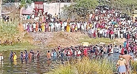 கிருஷ்ணகிரி மாவட்டம் போச்சம்பள்ளி அருேக தென்பெண்ணை ஆற்றங்கைரயில் நடந்த அரியக்கா பெரியக்கா கோயில் திருவிழாவில் பங்கேற்ற திரளான பக்தர்கள்.