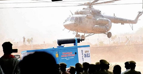 மேட்டுப்பாளையத்தில் நேற்று நடந்த தேர்தல் பிரச்சார பொதுக் கூட்டத்தில் பங்கேற்க பிரதமர் மோடி வந்த ஹெலிகாப்டர். படம்: ஜெ.மனோகரன்