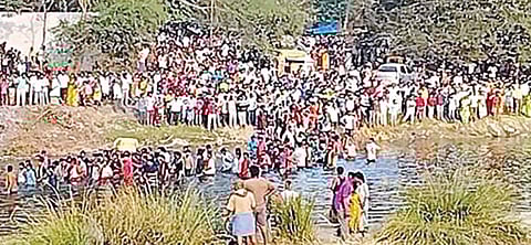 கிருஷ்ணகிரி மாவட்டம் போச்சம்பள்ளி அருகே தென்பெண்ணை ஆற்றங்கரையில் நடந்த அரியக்கா பெரியக்கா கோயில் திருவிழாவில் பங்கேற்ற திரளான பக்தர்கள்.