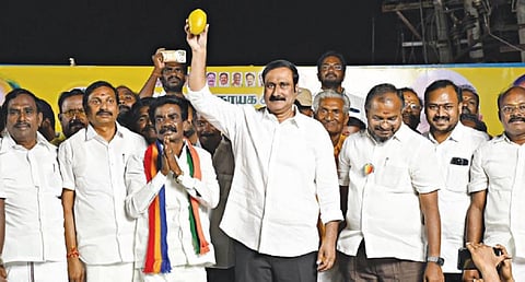 சேலம் மக்களவைத் தொகுதி பாமக வேட்பாளர் அண்ணாதுரையை ஆதரித்து, சேலம் மெய்யனூரில் நேற்று தேர்தல் பிரச்சார பொதுக்கூட்டம்  நடந்தது. இதில் பாமக தலைவர் அன்புமணி ராமதாஸ் மாம்பழம் சின்னத்துக்கு வாக்களிக்கக்கோரி பிரச்சாரம் செய்தார். படம்: எஸ்.குரு பிரசாத