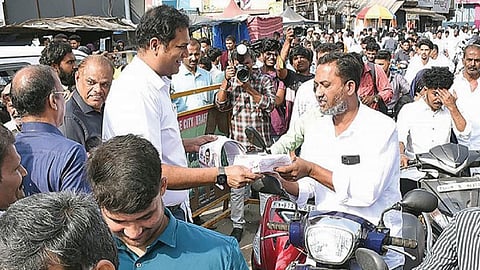 கோவை கரும்புக்கடை பகுதியில் தொழுகை முடித்து வந்த இஸ்லாமிய மக்களிடம், திமுக வேட்பாளருக்கு ஆதரவாக வாக்கு சேகரித்த அமைச்சர் டி.ஆர்.பி.ராஜா. படம்: ஜெ.மனோகரன்.