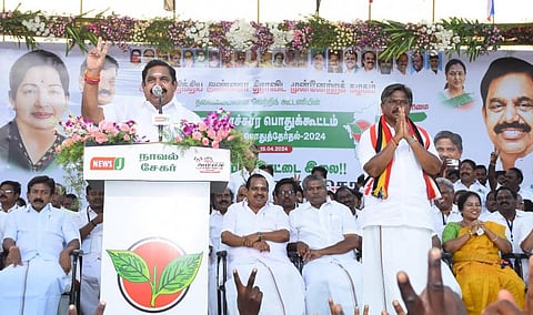 திருவண்ணாமலை மாவட்டம் ஆரணியில் நேற்று நடைபெற்ற தேர்தல் பிரச்சாரப் பொதுக்கூட்டத்தில் அதிமுக வேட்பாளர் கஜேந்திரனை ஆதரித்துப் பேசினார் கட்சியின் பொதுச் செயலாளர் பழனிசாமி.