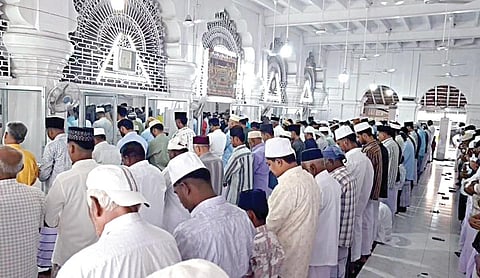 நாகூர் ஆண்டவர் தர்காவில் நேற்று நடைபெற்ற ரம்ஜான் சிறப்புத் தொழுகையில் பங்கேற்ற முஸ்லிம்கள்.