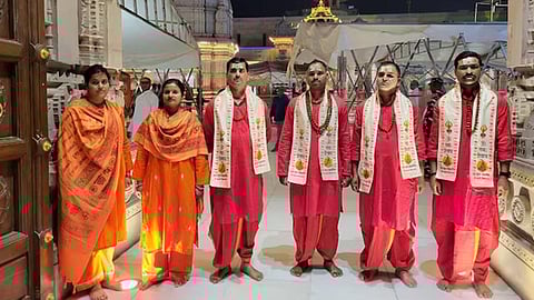 வாராணசி கோயிலில் காவி உடையுடன் பூசாரிகள் வேடத்தில் காவலர்கள் - உ.பி.யில் சர்ச்சை