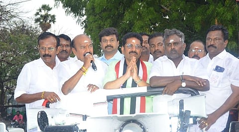 மதுரை அதிமுக வேட்பாளரை ஆதரித்து ராஜன் செல்லப்பா பிரச்சாரம் மேற்கொண்டார்.