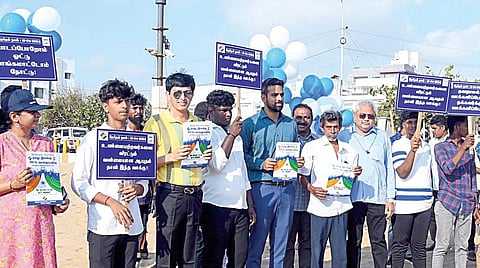 100% வாக்களிப்பதன் அவசியம் குறித்து பாரா செய்லிங்கில் பறந்து விழிப்புணர்வு: மாவட்ட தேர்தல் அதிகாரி நடவடிக்கை