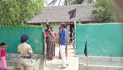 வடலூர் பார்வதிபுரத்தில் உள்ள வீடுகளில் ஏற்றப்பட்ட கருப்புக் கொடி.