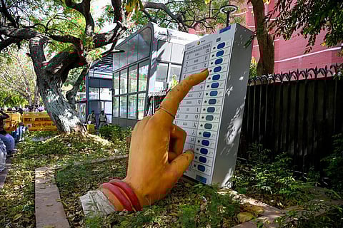 குடியிருப்பு சங்கங்களில் வாக்குச்சாவடிகள்: உ.பி-யில் வாக்குப்பதிவை அதிகரிக்க தேர்தல் ஆணையம் புதிய முயற்சி