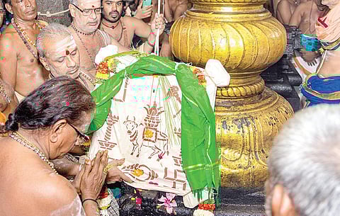 திருக்கழுக்குன்றம் வேதகிரீஸ்வரர் கோயிலில் சித்திரை திருவிழாவுக்கான கொடியேற்றம் நடைபெற்றது.