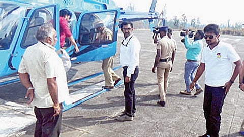 உதயநிதி வந்த ஹெலிகாப்டரை சோதனையிட்ட பறக்கும் படையினர்.