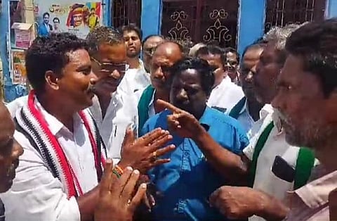 மயிலாடுதுறை தொகுதி அதிமுக வேட்பாளரை முற்றுகையிட்ட கரும்பு விவசாயிகள்!