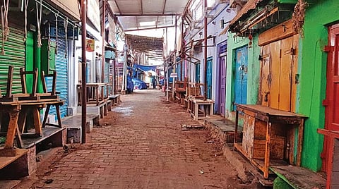 மதுரை கப்பலூர் சுங்கச்சாவடியை அகற்றக் கோரி திருமங்கலம் மார்க்கெட்டில் அடைக்கப் பட்டிருந்த கடைகள்.