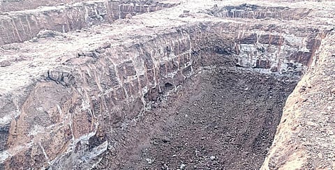 வடலூர் சர்வதேச மையத்துக்காக தோண்டப்பட்ட அஸ்திவாரத்தில் காணப்படும் பழங்கால சுவர்கள்.﻿﻿