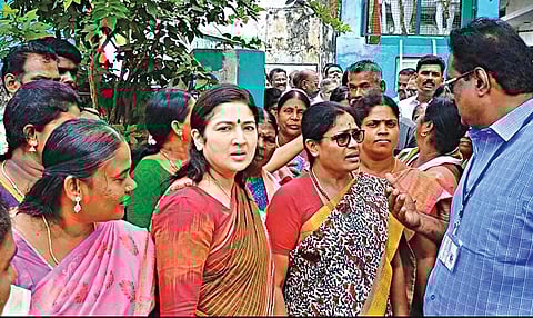 மானாமதுரையில் ஸ்ரீநிதியை வாக்குச் சேகரிக்க விடாமல் தேர்தல் அதிகாரிகள் தடுத்ததால் வாக்குவாதம் செய்த கட்சியினர்.