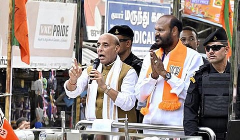 ராஜபாளையத்தில் ஜான் பாண்டியனுக்கு ஆதரவாக மத்திய அமைச்சர் ராஜ்நாத் சிங் ‘ரோடு ஷோ' நடத்தி பிரச்சாரம் செய்தார்.