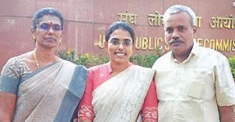 ஐஏஎஸ் தேர்வில் வெற்றி பெற்ற தாரணி. உடன் அவரது பெற்றோர்.