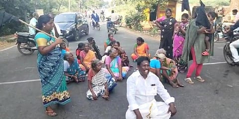 தர்ணாவில் ஈடுபட்ட சுயேச்சை வேட்பாளர்