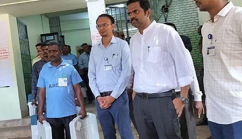 புதுச்சேரி | வாக்கு இயந்திரங்களை மையங்களுக்கு அனுப்பும் பணி தீவிரம்: தேர்தல் அதிகாரி ஆய்வு