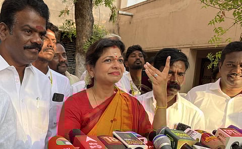 பட விளக்கம்: திண்டிவனம் ஶ்ரீ மரகாதாம்பிகை நிதி உதவி பெறும் நடுநிலைப்பள்ளியில் வாக்களித்த தருமபுரி பாமக வேட்பாளர் சவுமியா அன்புமணி