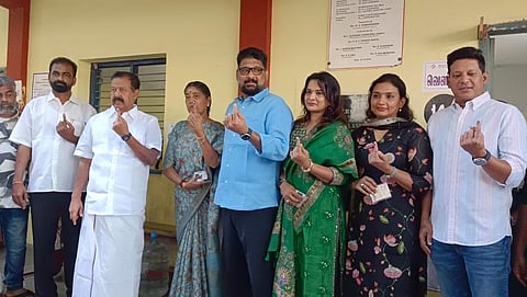 பட விளக்கம்; விழுப்புரத்தில் குடும்பத்துடன் வாக்களித்த அமைச்சர் பொன்முடி 