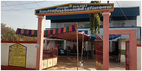 பண்ருட்டி அருகே தனி ஊராட்சி கோரிக்கையை முன்வைத்து எஸ்.எரிப்பாளையத்தைச் சேர்ந்த கிராம பொதுமக்கள் தேர்தலை புறக்கணித்துள்ளனர்.