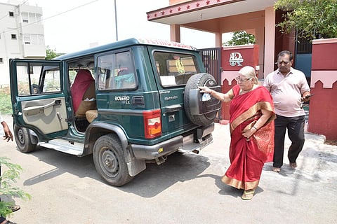வீட்டுக்கு வாகனம் அனுப்பி மூதாட்டியை வாக்களிக்க ஏற்பாடு செய்த தேர்தல் ஆணையம் @ மதுரை