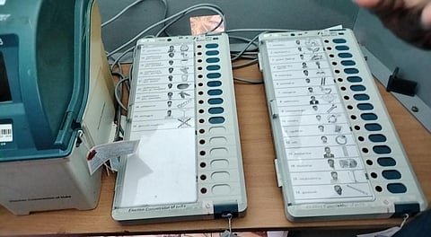 வாக்குப்பதிவு இயந்திரத்தை மாற்றி வைத்ததால் வாக்காளர்கள் மத்தியில் குழப்பம் @ ராமநாதபுரம்