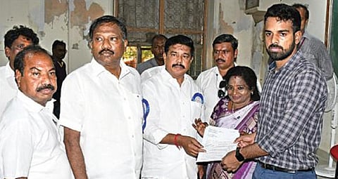 தேனாம்பேட்டை ஆஸ்டின் நகரில் உள்ள 13-வது வாக்குச்சாவடியில் மறு வாக்குப்பதிவு நடத்தக் கோரி, தேர்தல் நடத்தும் அலுவலர் அமித்திடம் தென்சென்னை தொகுதி  பாஜக  வேட்பாளர் தமிழிசை சவுந்தரராஜன் நேற்று மனு அளித்தார். உடன், பாஜக பொறுப்பாளர் கரு.நாகராஜன், மாநில செயலாளர் கராத்தே தியாகராஜன் உள்ளிட்டோர். படம்: எஸ்.சத்தியசீலன்