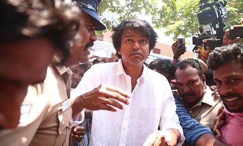 பொது மக்களுக்கு இடையூறு ஏற்படுத்தியதாக நடிகர் விஜய் மீது போலீஸில் புகார்