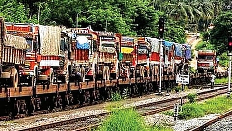 லாரிகளை ஏற்றிச்செல்லும் ரோ- ரோ சரக்கு ரயில். (கோப்பு படம்)