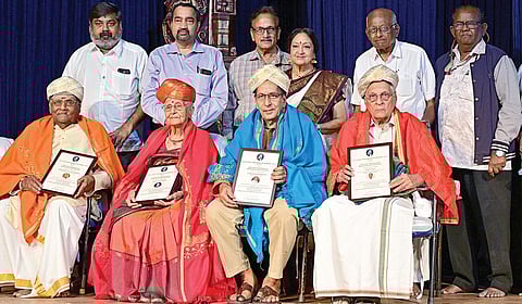 இயக்குநர் கே .சுப்ரமணியம் நினைவு அறக்கட்டளை மற்றும் நாரத கான சபா சார்பில் முதுபெ ரும் தமிழ்த் திரைப்பட இயக்குநர் கே .சுப்ரமணியத்தின் 120-வது பிறந்த நாள் விழா சென்னையில் நடைபெற்றது. விழாவில், மூத்த நாகஸ்வர கலைஞர் செம்பனார்கோயில் எஸ்.ஆர்.ஜி.ராஜண்ணா, மூத்த பரதக்கலை ஆசிரியர் என்.எஸ். ஜெ யலட்சுமி, மூத்த மேடை நாடகக் கலைஞர் காத்தாடி ராம மூர்த்தி, முதுபெ ரும் நாடகக் கலைஞர் குடந்தை மாலி ஆகியோருக்கு நினைவு விருதுகள் வழங்கப்பட்டன. 
| படம்: ஸ்ரீநாத்.எம். |