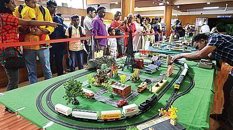 உலக பாரம்பரிய தினத்தை முன்னிட்டு, சென்னை ஐசிஎஃப் ரயில் அருங்காட்சியகத்தில் நேற்று நடைபெற்ற சிறப்பு கண்காட்சியை பார்வையாளர்கள் ஆர்வமுடன் கண்டுகளித்தனர். இதில் மாணவர்கள், ரயில் ஆர்வலர்கள் உருவாக்கிய சிறிய ரக ஓடும் ரயில்கள் காட்சிக்கு வைக்கப்பட்டிருந்தன. படம்: எஸ்.சத்தியசீலன்