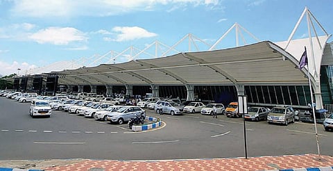 கோவை சர்வதேச விமான நிலையத்தில் நான்கு சக்கர வாகனங்கள் நிறுத்துமிடத்தில் இட நெருக்கடி அதிகரித்துள்ளது.