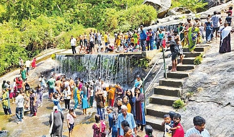 கோவை குற்றாலம் நீர் வீழ்ச்சியில் நேற்று குளித்து மகிழ்ந்த சுற்றுலா பயணிகள்.