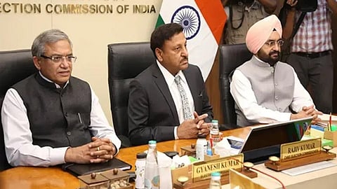 தலைமை தேர்தல் ஆணையர் ராஜீவ் குமார். உடன் தேர்தல் ஆணையர்கள் ஞானேஷ் குமார், சுக்பிர் சிங் சாந்து.