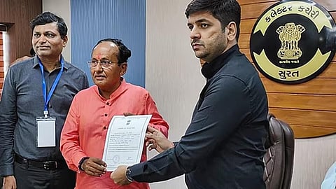 சூரத் மக்களவைத் தொகுதி பாஜக வேட்பாளர் முகேஷ் தலாலிடம் நேற்று போட்டியின்றி தேர்ந்தெடுக்கப்பட்டதற்கான தேர்தல் சான்றிதழ் வழங்கப்பட்டது.