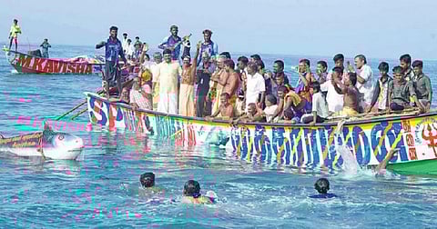 மாரியூர் மன்னார் வளைகுடா கடலில் நடைபெற்ற வலை வீசும் படலம்.