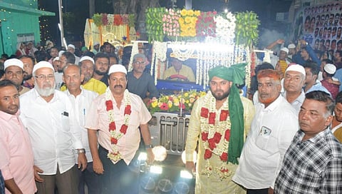 கிருஷ்ணகிரியில் நடந்த உரூஸ் திருவிழாவில் சந்தனகுட வாகன ஊர்வலம் நடந்தது.