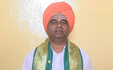 மத்திய அமைச்சருக்கு எதிராக களமிறங்கிய மடாதிபதி மனு வாபஸ்