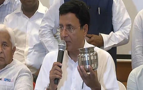 காலி சொம்புடன் காங்கிரஸ் பொதுச் செயலாளர் ரன்தீப் சுர்ஜேவாலா