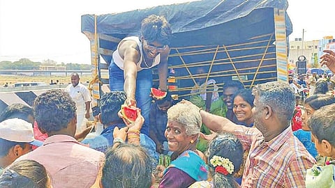 தேனூர் மண்டபத்தில் எழுந்தருளிய கள்ளழகரை காணவந்த பக்தர்களுக்கு இலவசமாக தர்ப்பூசணி வழங்கிய தொழிலாளி.