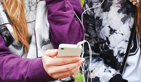 ஒரு இயர் போன்; இரண்டு பாடல்