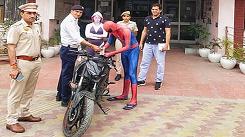 சாலையில் பைக் சாகசம்: டெல்லி போலீஸ் வலையில் சிக்கிய ‘ஸ்பைடர்மேன்’ ஜோடி!