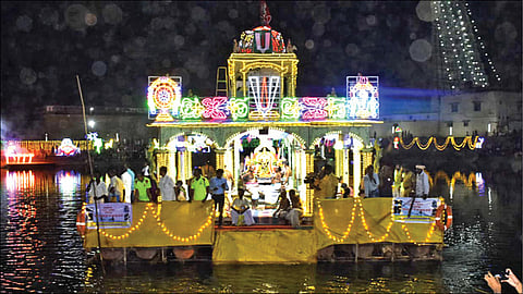 மன்னார்குடி ராஜகோபால சுவாமி கோயில் கிருஷ்ண தீர்த்த தெப்பக் குளத்தில் நடைபெற்ற தெப்ப உற்சவம். (உள்படம்) தெப்பத்தில் எழுந்தருளிய பாமா, ருக்மணி சமேத வேணுகோபால சுவாமி.﻿﻿