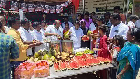 விழுப்புரத்தில் அதிமுக சார்பில் முன்னாள் அமைச்சர் சி.வி.சண்முகம் தண்ணீர் பந்தலை திறந்துவைத்தார்.