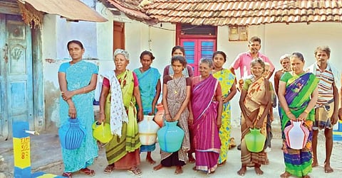 புதூர் அருகே சங்கரப்பநாயக்கன்பட்டி கிராமத்தில் குடிநீர் வராததால் தண்ணீர் பிடிக்க குடங்களுடன் வந்த மக்கள் ஏமாற்றமடைந்தனர்.