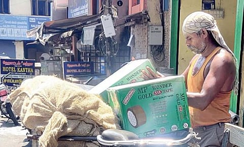 சென்னை சவுக்கார்பேட்டை பகுதியில் கடும் வெயிலுக்கு நடுவே பணியில் ஈடுபட்ட சுமை தூக்கும் தொழிலார். படம்: ஆ.ரோஷினி