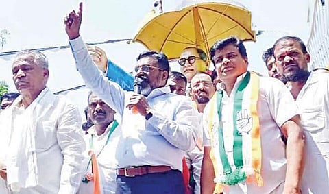 பெங்களூருவில் காங்கிரஸ் வேட்பாளருக்கு ஆதரவாக பிரச்சாரம் செய்த திருமாவளவன்.