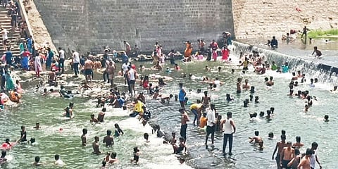 மேட்டூர் அணையை ஒட்டியுள்ள காவிரி ஆற்றில் குளித்து மகிழ்ந்த சுற்றுலாப் பயணிகள்.